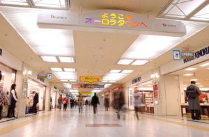 北海道の地下鉄大通駅からバスセンター前駅へ向かう地下街にあるオーロラタウンという名のショッピングセンターの様子